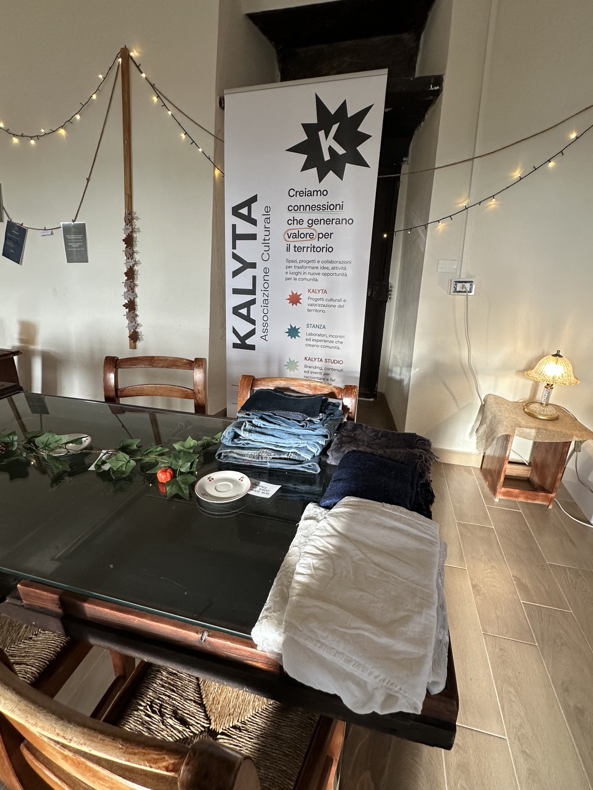 Persone al lavoro durante un laboratorio di sartoria Kalyta